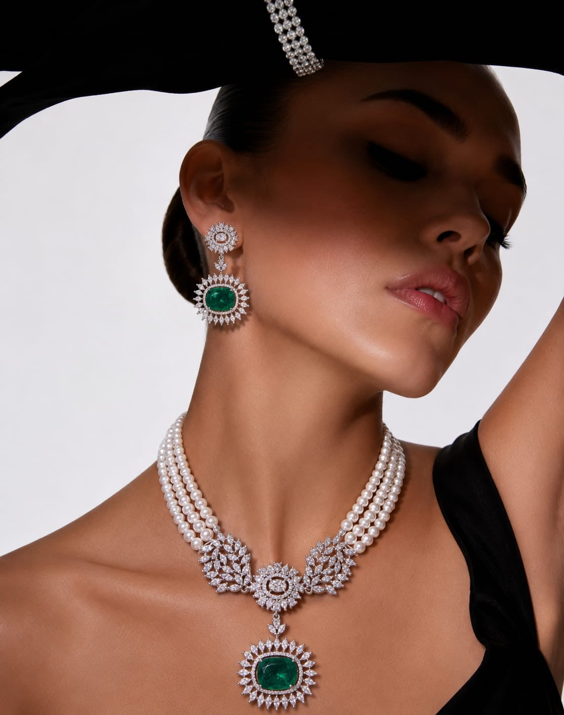 Pearl String Emerald Motif Necklace Set