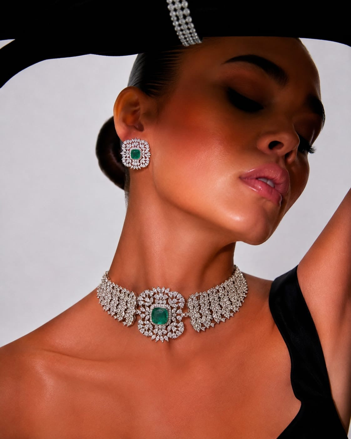 Elara Emerald Diamond Choker