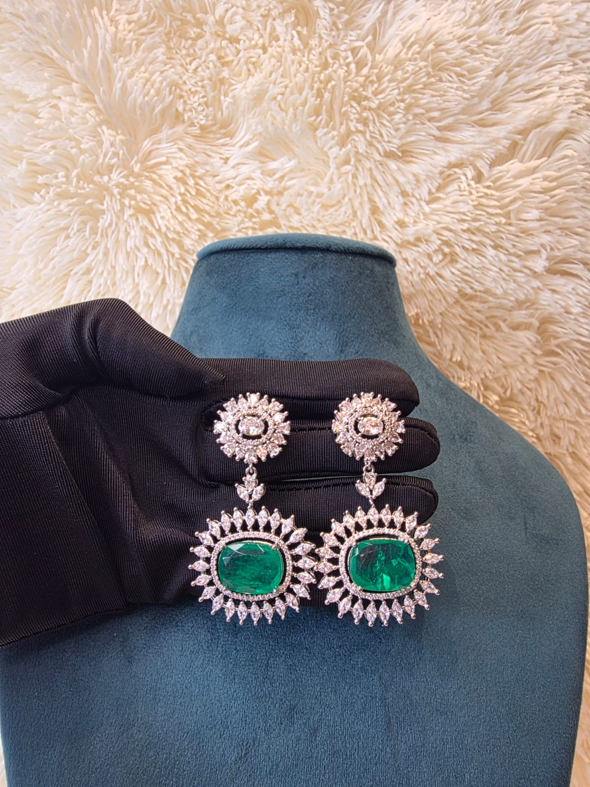 Pearl String Emerald Motif Necklace Set