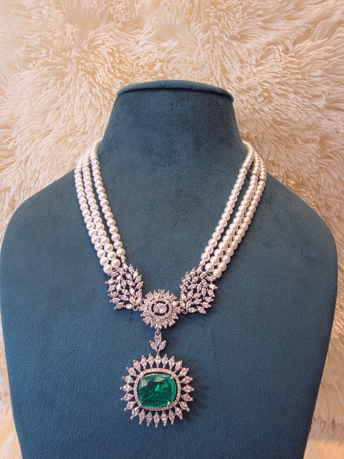 Pearl String Emerald Motif Necklace Set