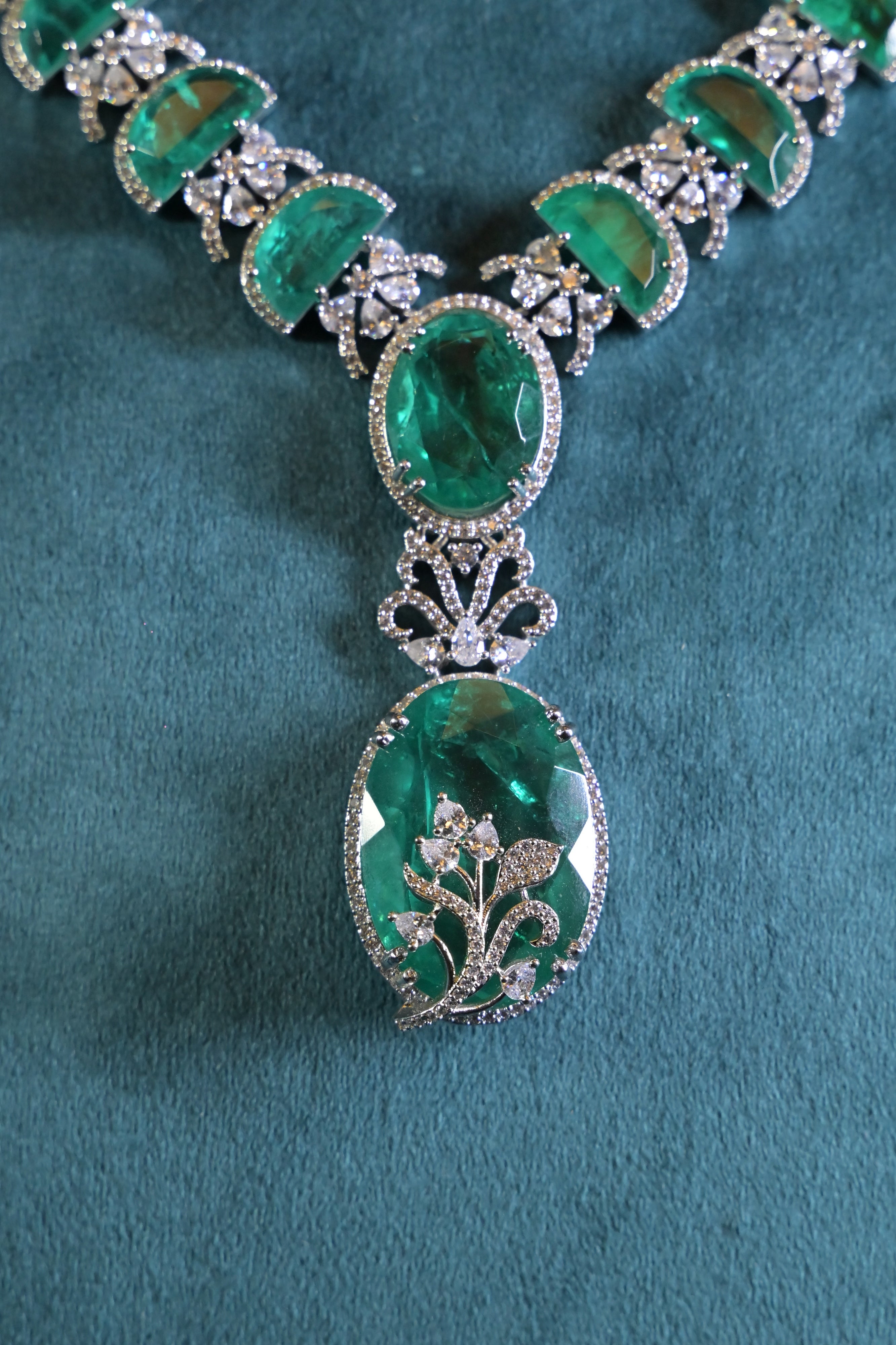 Emerald Semicut Vine Necklace Set