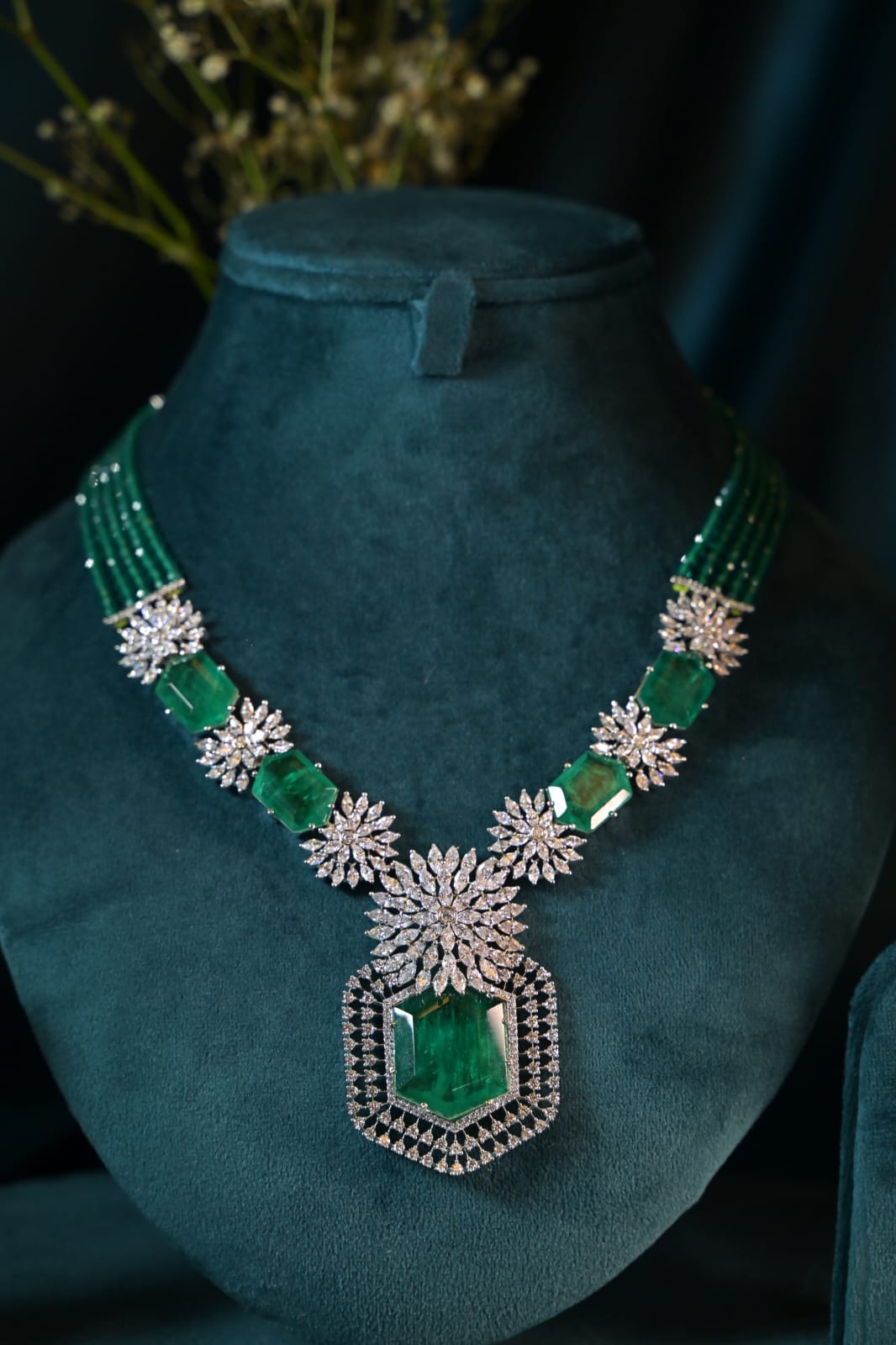 Emerald Beaded Crystal Motiff Necklace Set