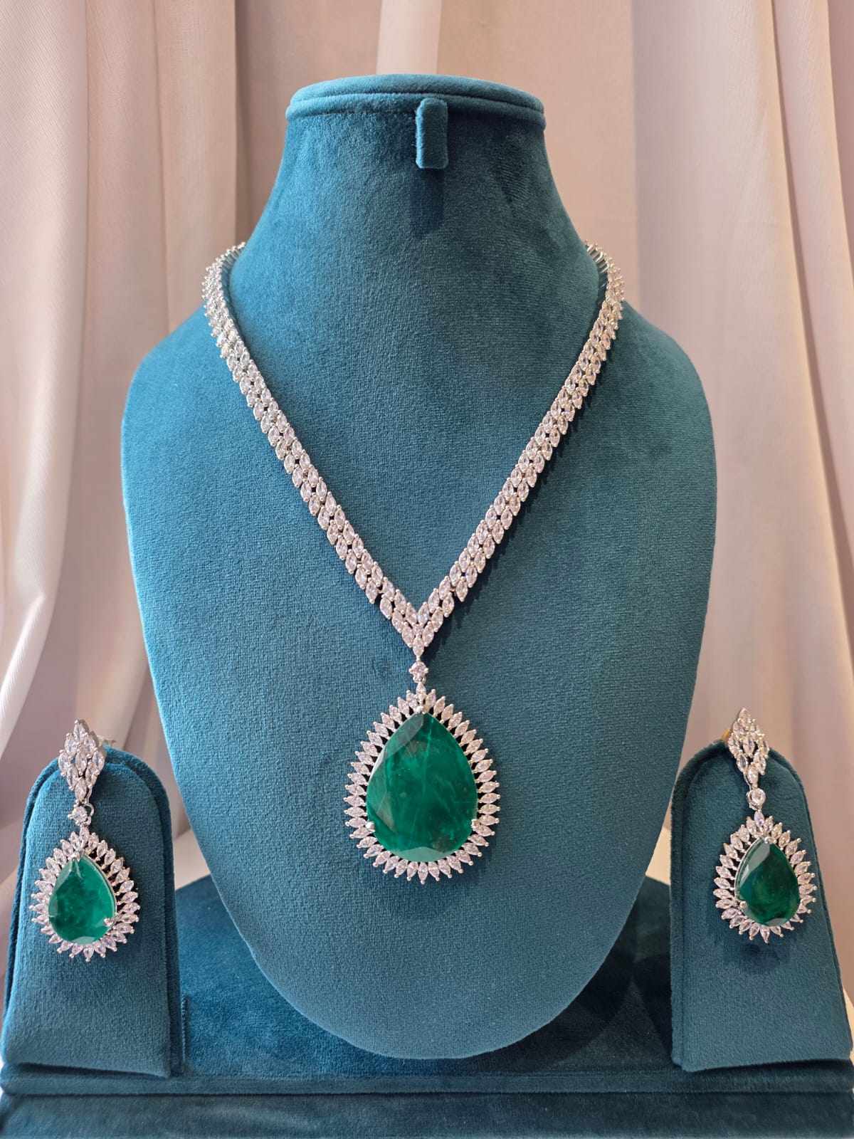 Emerald Teardrop Diamond Necklace Set