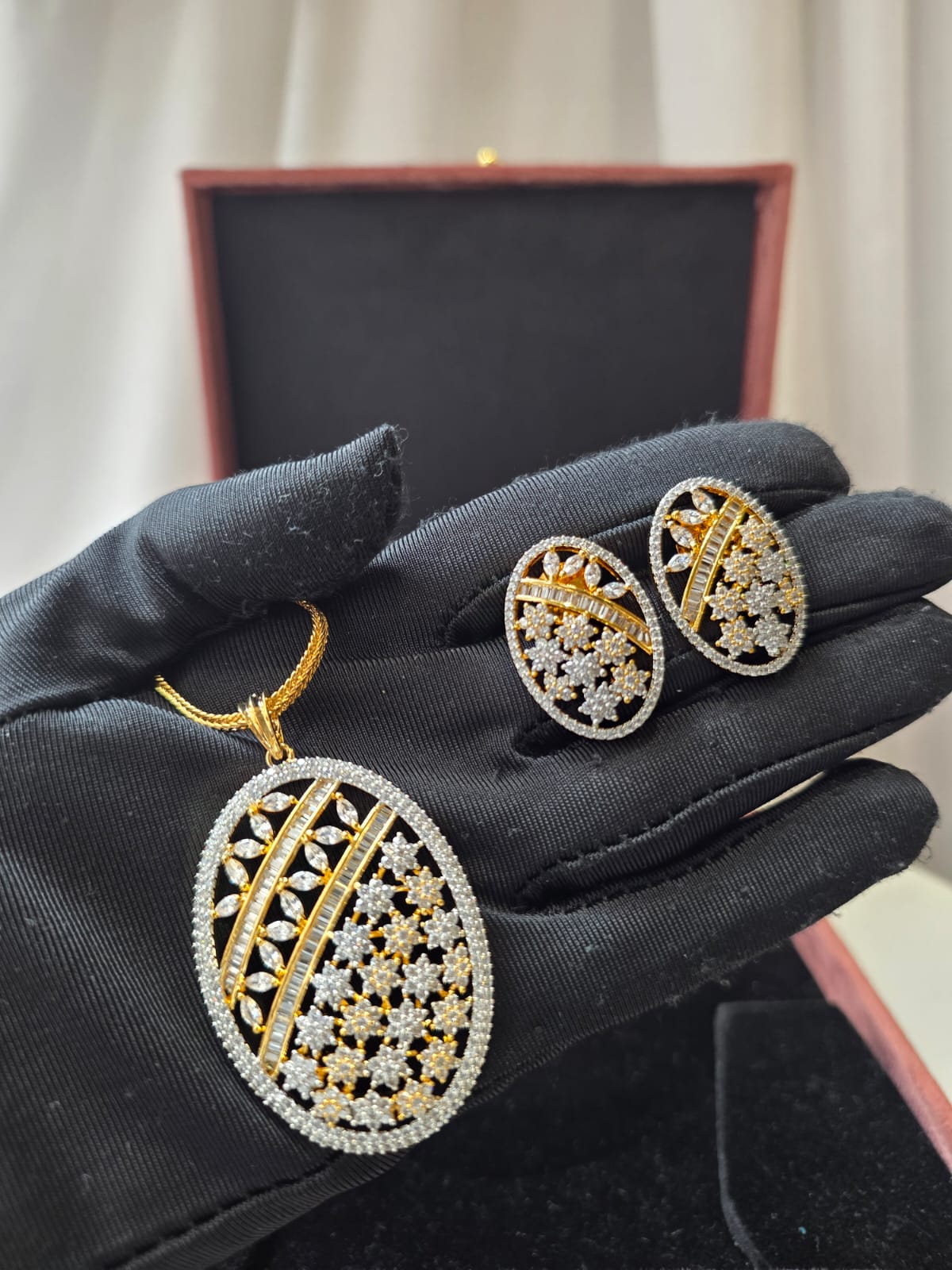 Gold Luxe Oval Pendant Set