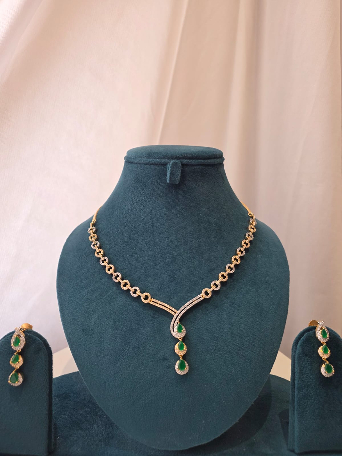 Emerald Loop Necklace Set