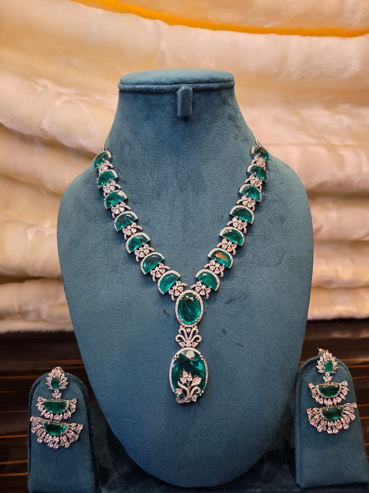 Emerald Semicut Vine Necklace Set