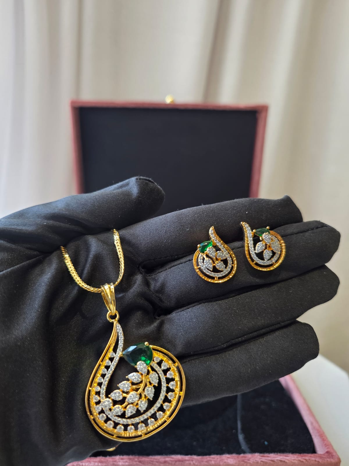Emerald Swirl Pendant Set