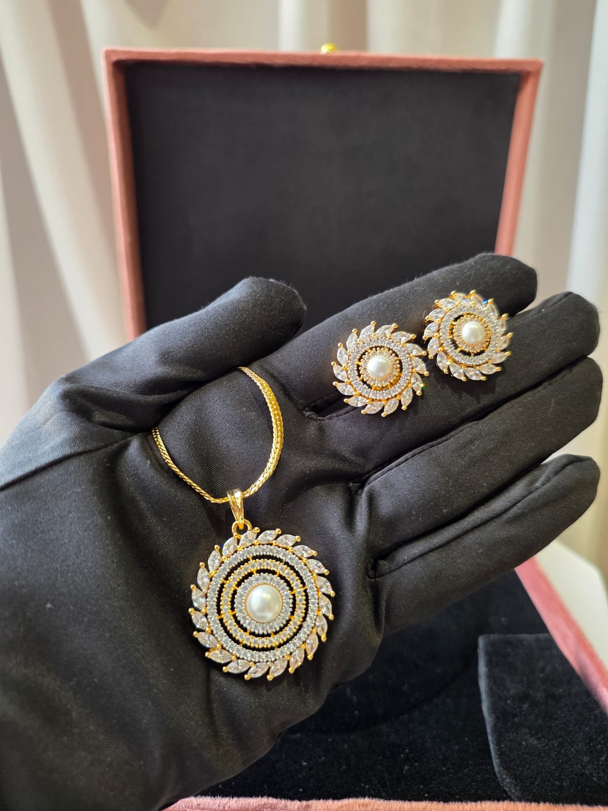 Pearl Radiance Pendant Set